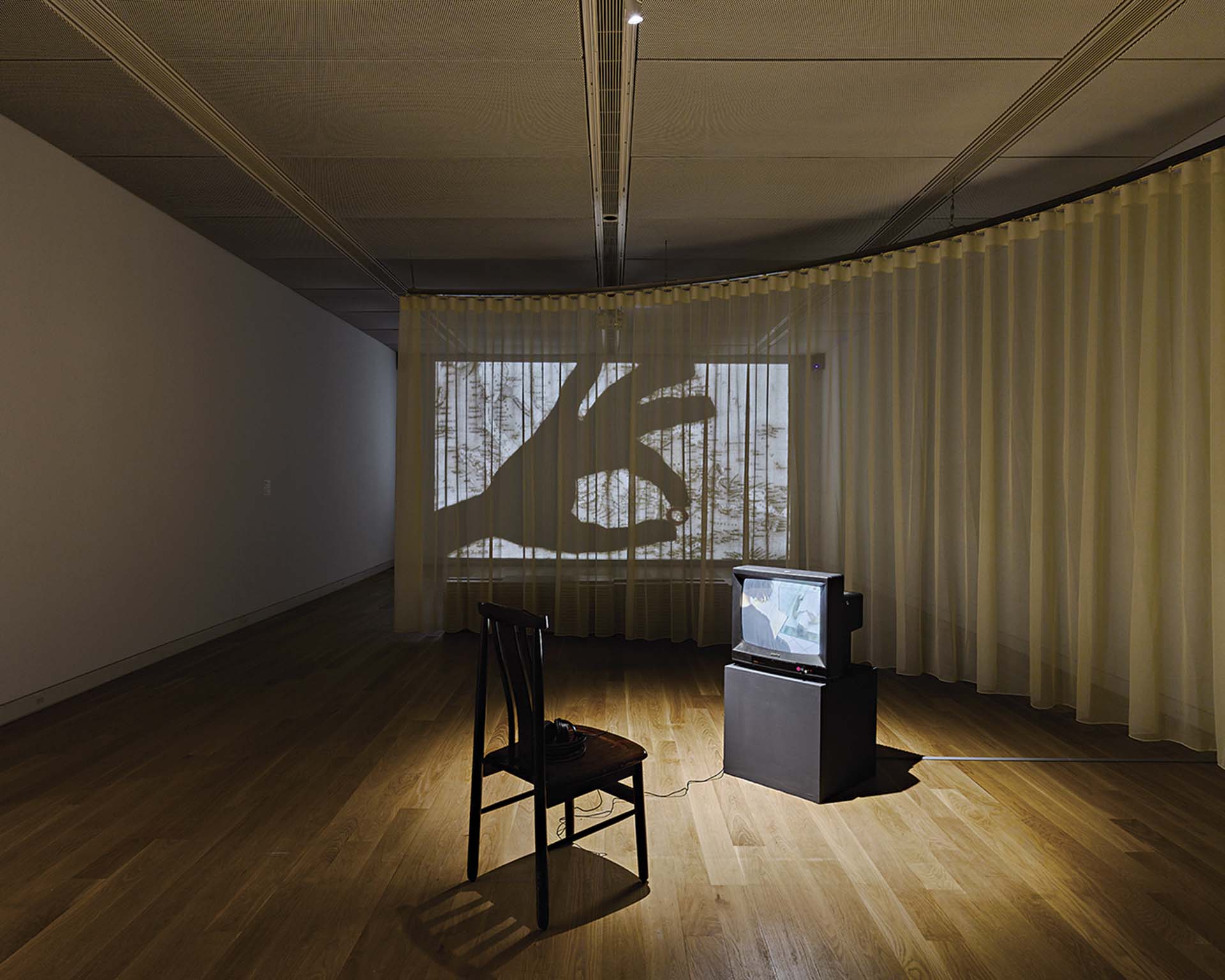 圖為「珍珠——南方視野的女性藝術」展覽現場，前為阿拉雅．拉斯迪阿的《為女屍讀詩（哀悼系列）》，後為露西．戴維斯的《柚木之道》。
