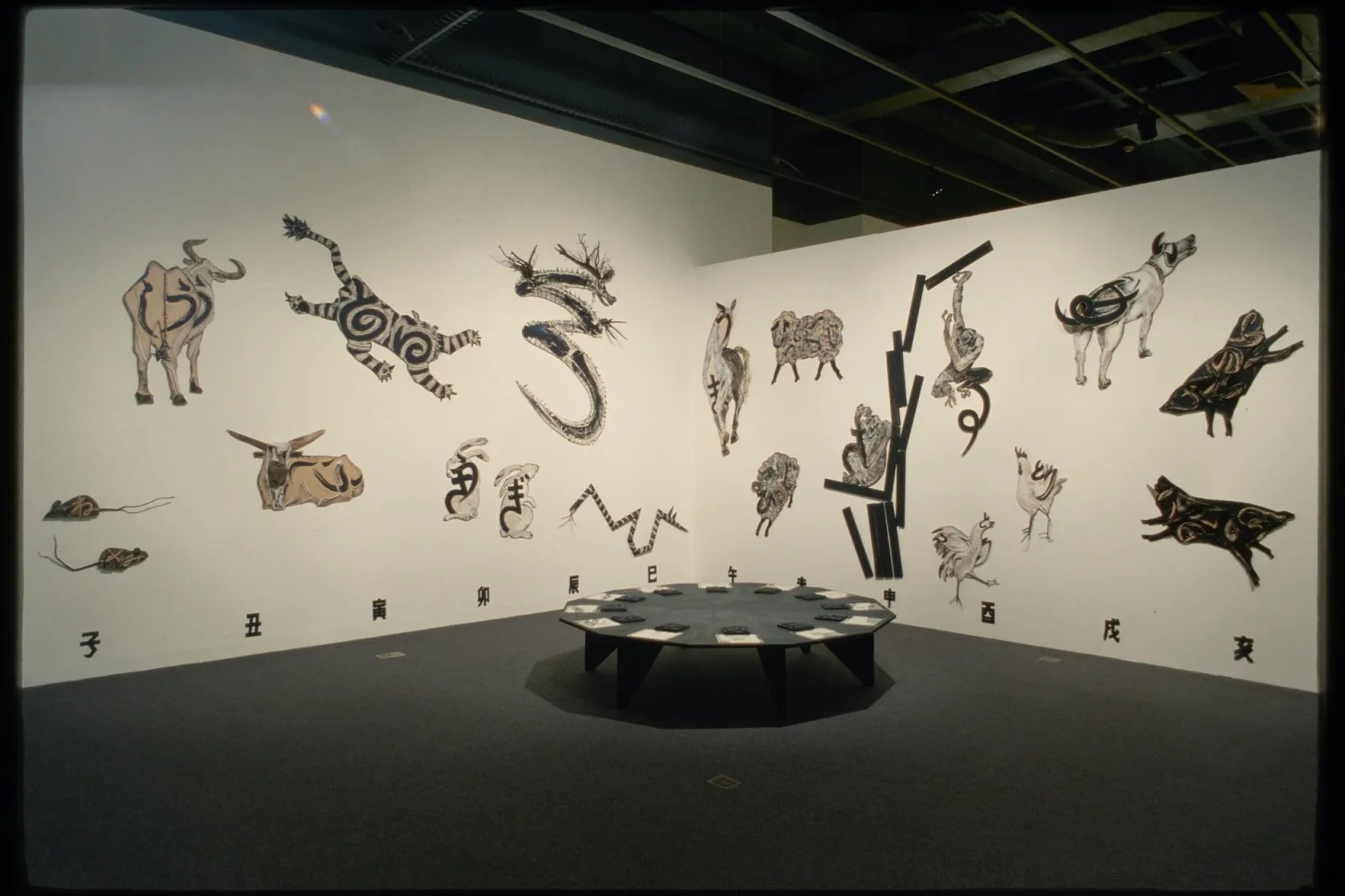 Kaoru Hirabayshi《The Horary Signs&nbsp;(Installation)》（1986）一作於「反自然：八十年代的日本藝術」展出現場。 （ⓒMIT List Visual Arts Center）
