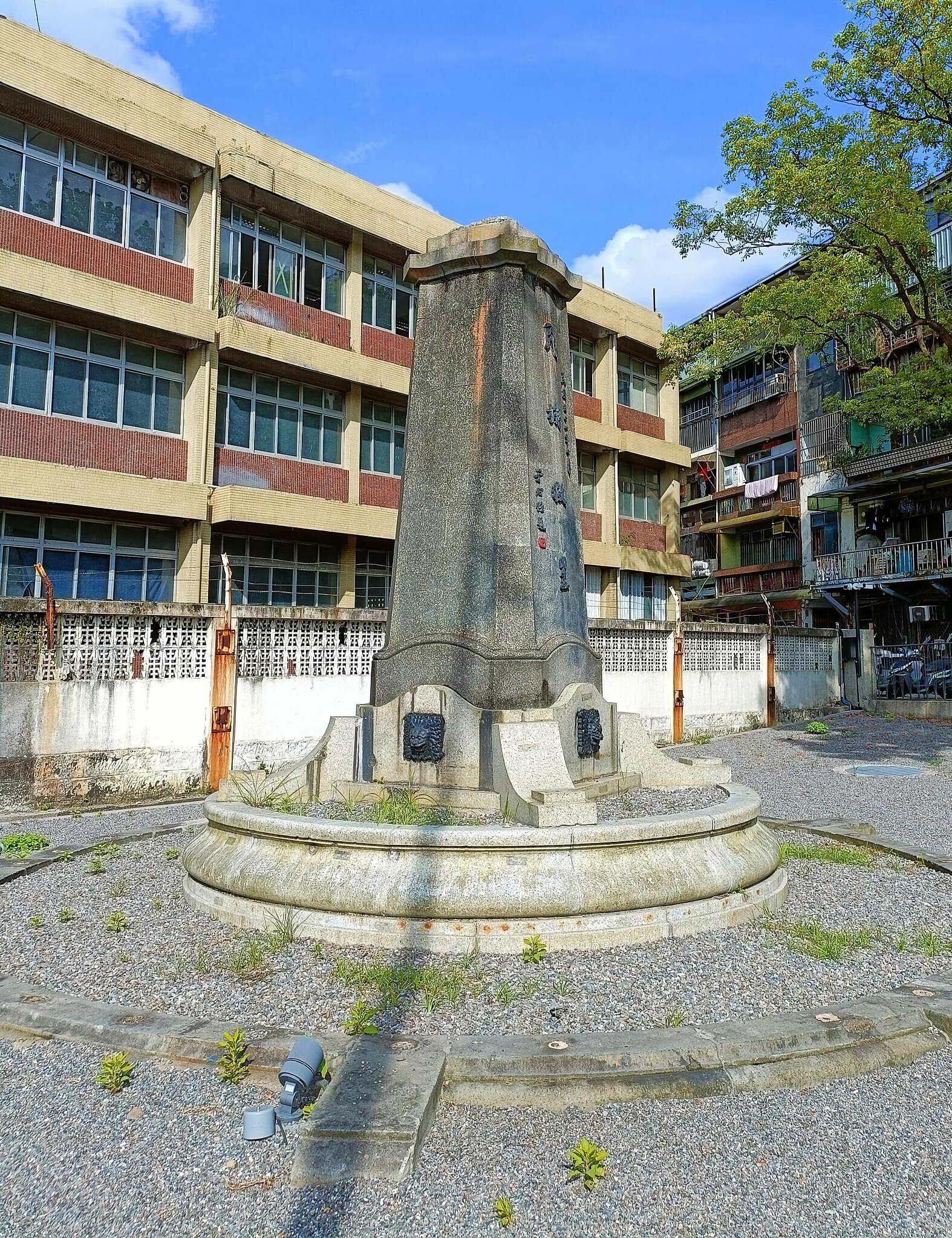 原樺山資紀銅像基座現已移至基隆沙灣歷史文化園區。（圖片來源：Wikipedia，Mrmarkertw）