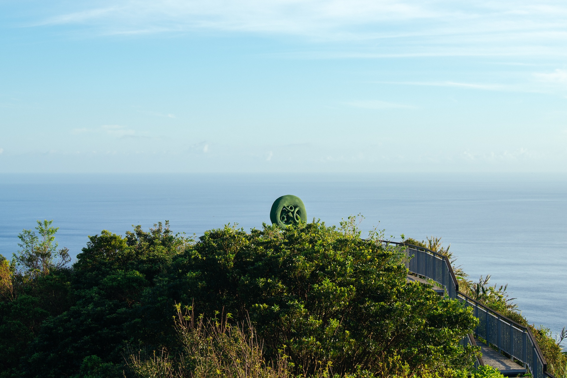 陳豪毅《夢的迴旋》於海天一線的風景中展出。（圖／山冶計畫、攝影／陳藝堂）