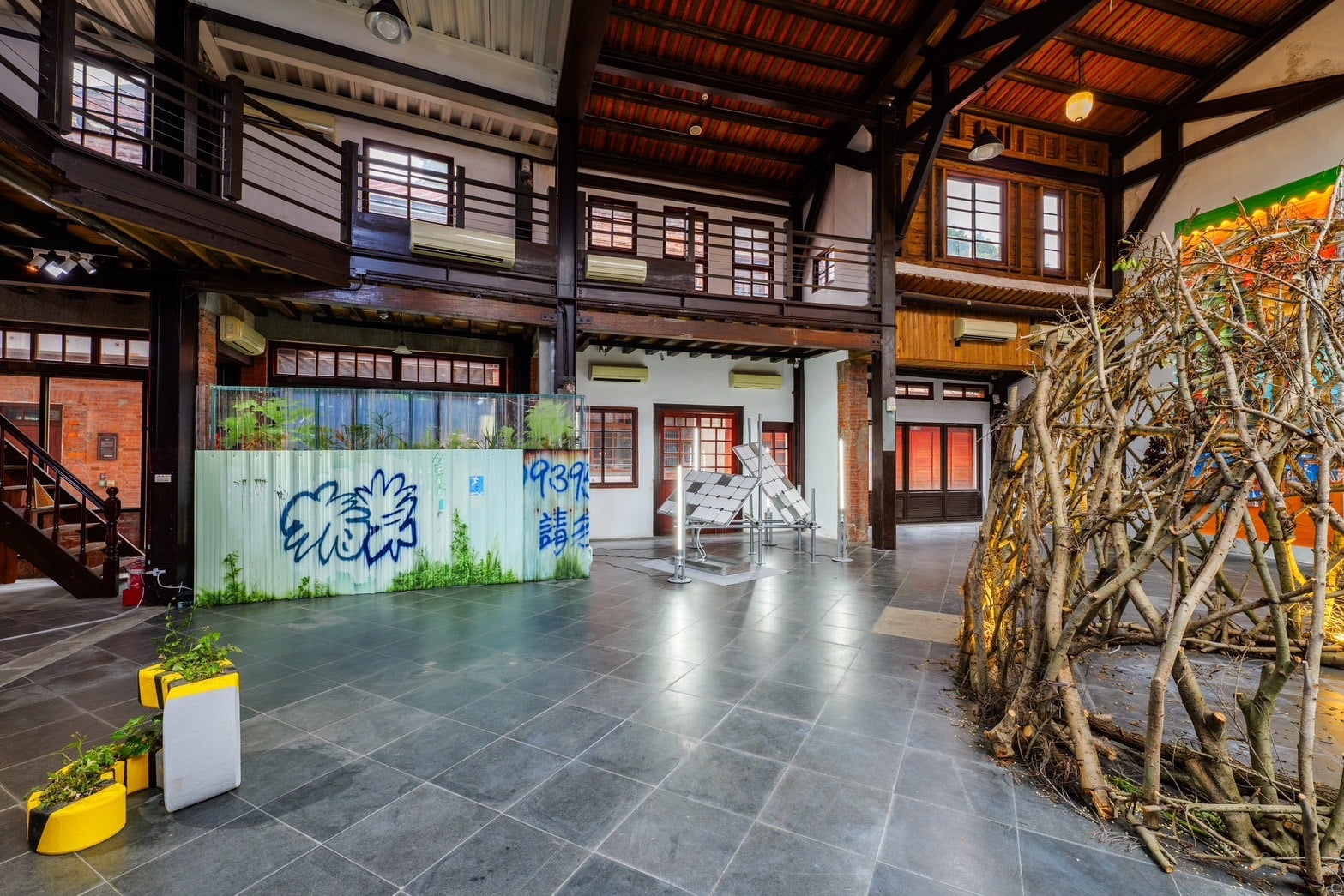 2024城西生活節「笑杯、聖杯、喝一杯」剝皮寮歷史街區展場一隅。（三月影像提供）
