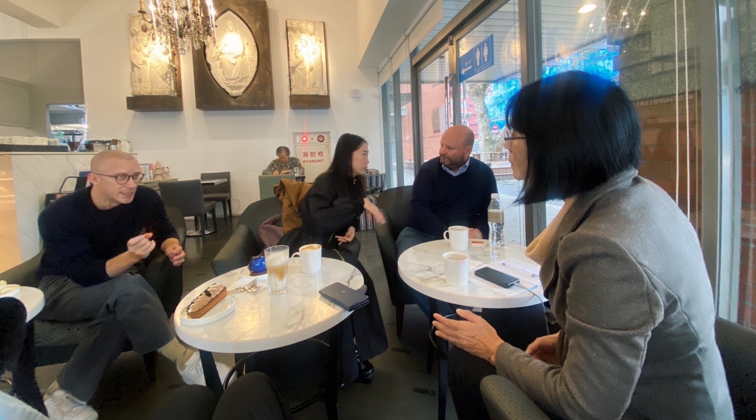 台北當代藝博聯合總監任天晉與岳鴻飛，今日與典藏雜誌社社長簡秀枝於北師美術館典藏咖啡店會面，談論他們耕耘本地藝術網絡對於藝博會的信任。（本刊資料室）