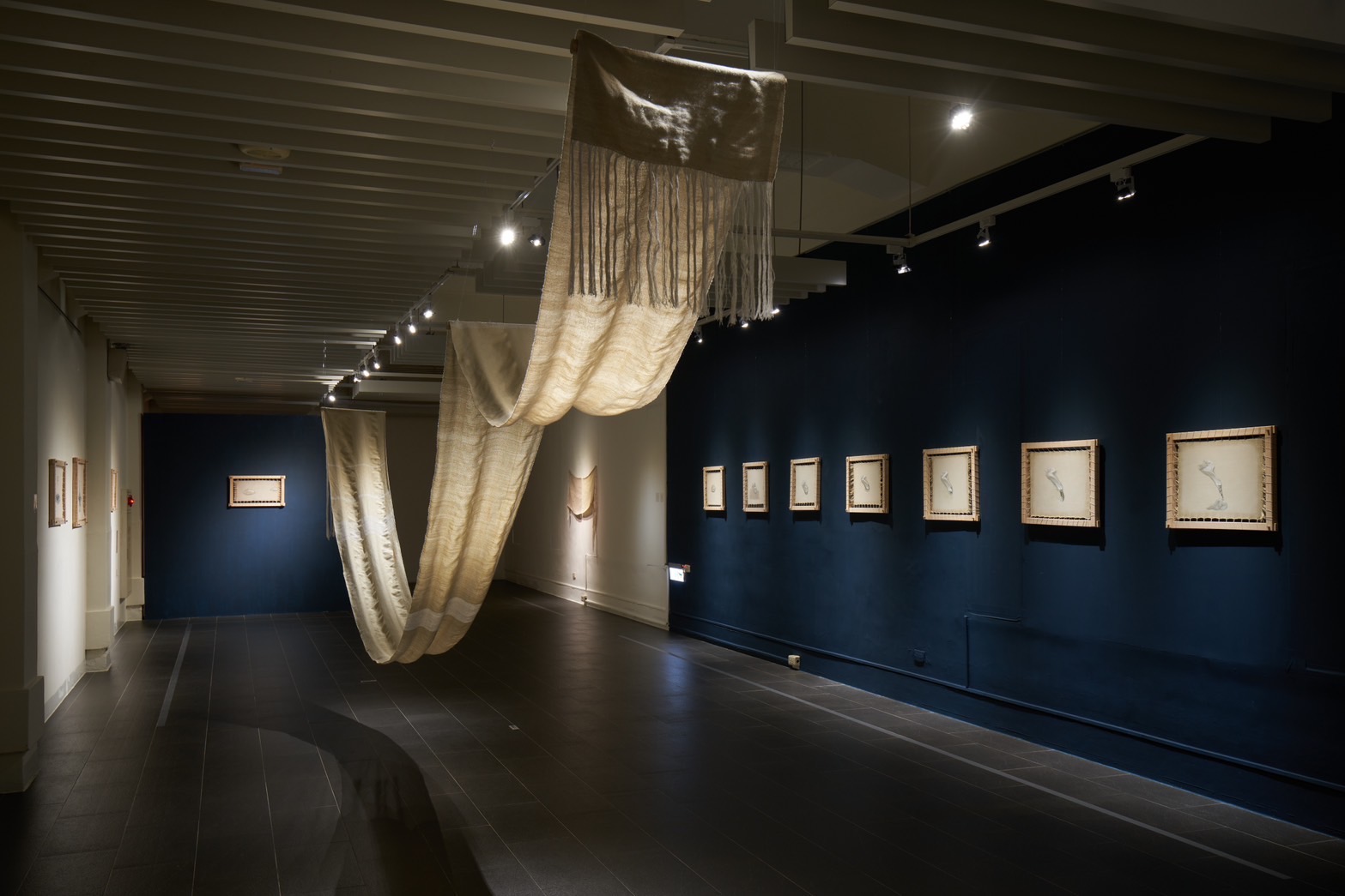 為王綺穗於屏東美術館策畫個展的策展人呂瑋倫則認為，王綺穗的身分歷程及她自身的「水滴」喻說，看似難以收束於當前原住民藝術的語境裡，實則卻可能最接近於當代大部分原住民青年的真實處境。圖為屏東美術館「如果無聲水：王綺穗個展」展場一隅。（島人藝術空…