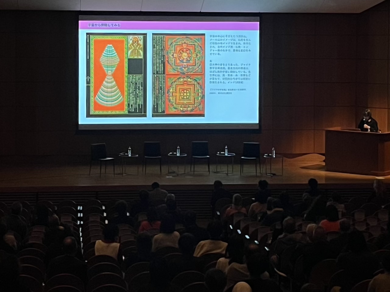 東京森美術館館長片岡真實,同時擔任本屆AWT焦點展覽策展人,在「大地、風與火:來自亞洲的未來構想」中,她跳脫個人、國家與文化的框架,嘗試以「宇宙觀」角度思考。(攝影/章郡榕)