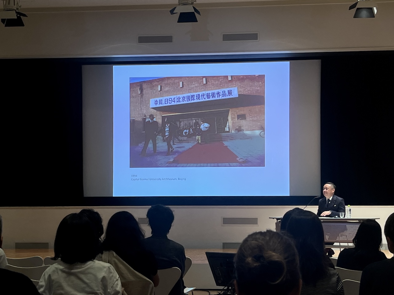 1994 年舉辦的「北京國際現代作品展」體現了區域合作的趨勢，促進了藝術家之間的相互學習與理解，也展現了不同於西方主導的全球化模式。（攝影／章郡榕）