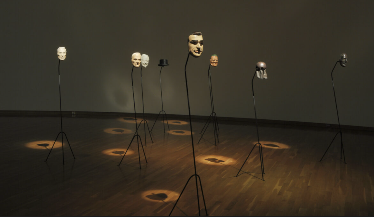 2010年，廣島市現代美術館展出的「西蒙．斯特林：面具」，以日本傳統能劇面具為裝置，探討冷戰結構與藝術之間的複雜關係，並連結廣島與世界的歷史脈絡。（ⓒ廣島現代美術館，攝影／Keiichi Moto）