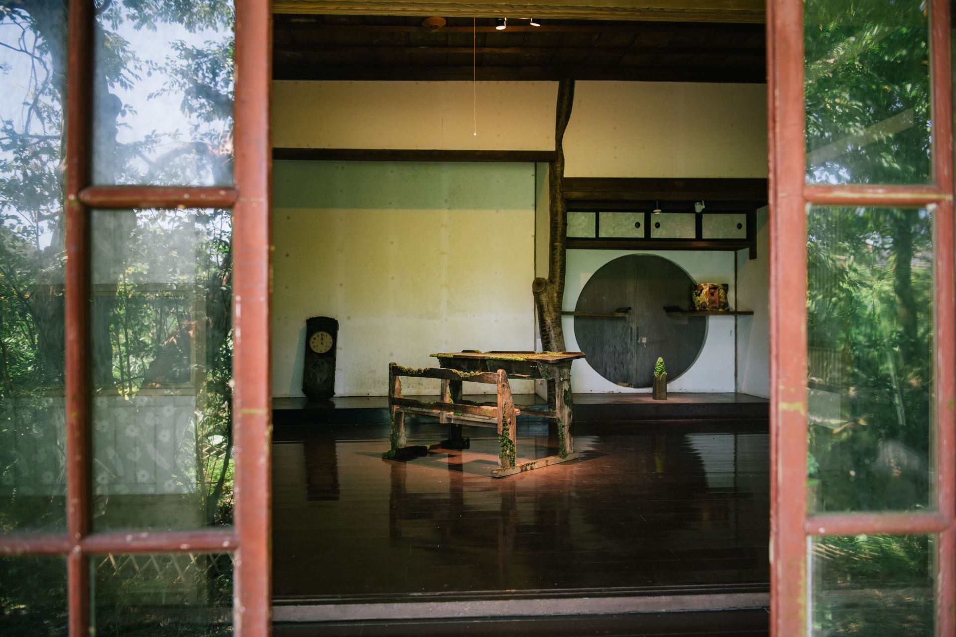 田中圭介《The Nature of Education》刻意選於太子賓館中，放置多個雕刻出苔蘚造型植披的老舊木作與物件。（圖／山冶計畫、攝影／陳藝堂）