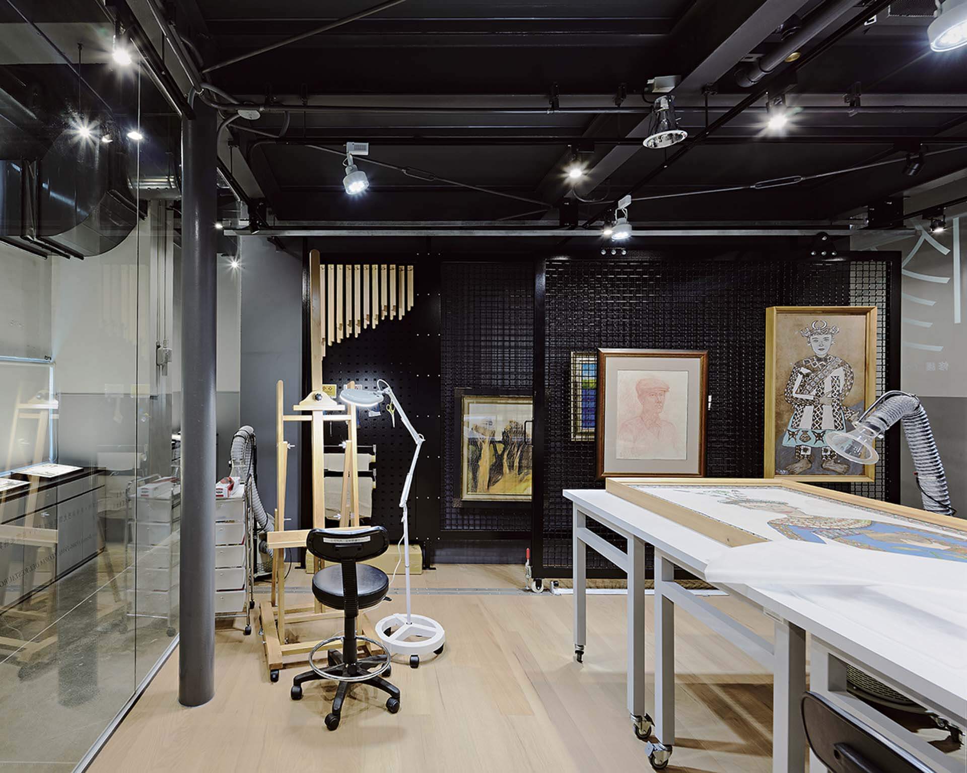 典藏中心與正修科技大學文物修護研究中心合作，陳列了修護工具，還有已故魯凱族藝術家杜文喜的作品。（屏東縣典藏中心提供）