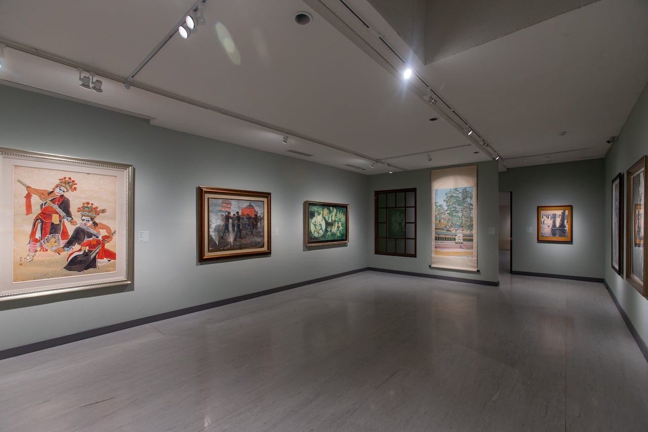 「喧囂的孤獨：臺灣膠彩百年尋道」展場一隅。（臺北市立美術館提供）