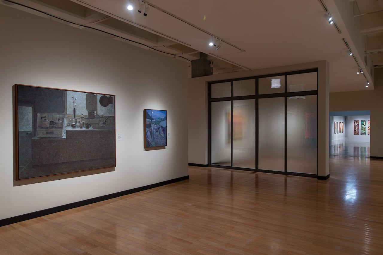 「喧囂的孤獨：臺灣膠彩百年尋道」展場一隅。（臺北市立美術館提供）
