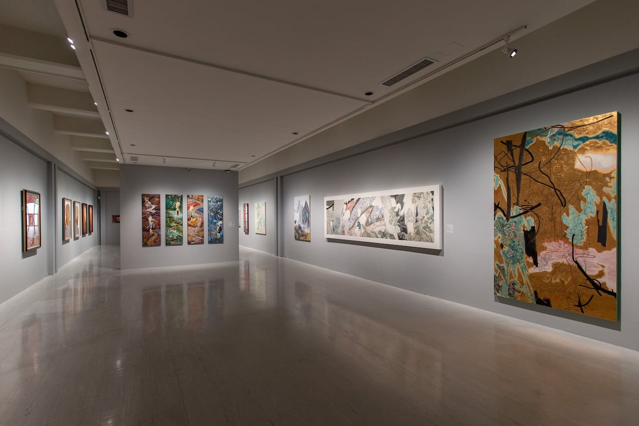 「喧囂的孤獨：臺灣膠彩百年尋道」展場一隅。（臺北市立美術館提供。）