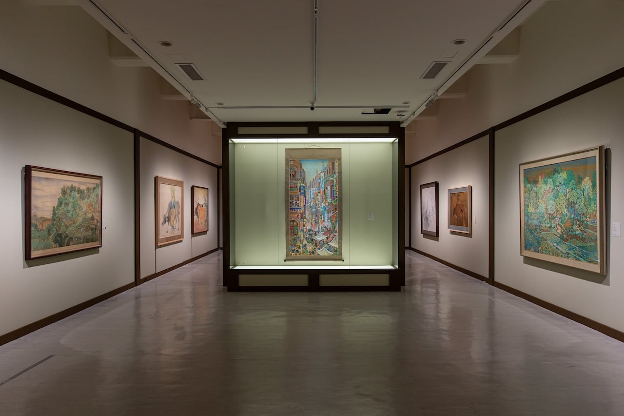 「喧囂的孤獨：臺灣膠彩百年尋道」展場一隅。（臺北市立美術館提供）