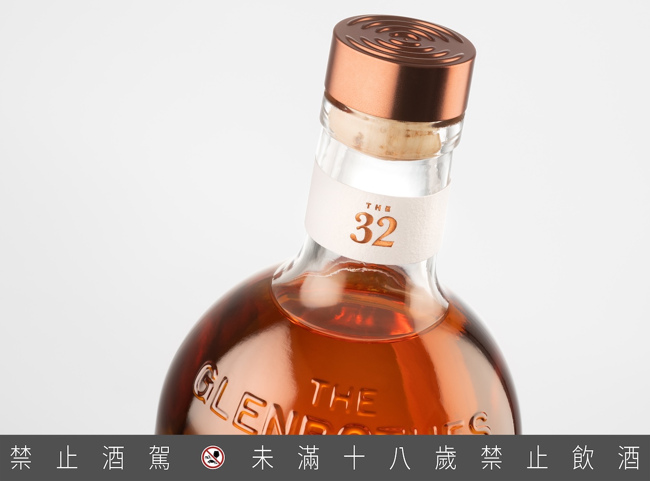 《時淬之藝》32年保留100%自然酒色。經過32年的時光沉澱後，迎面而來的，是如同酒廠經理居所般的溫暖氣息。圖／格蘭路思提供。