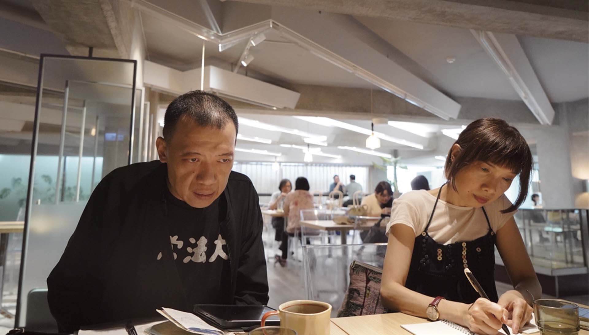 （左起）藝術家黃大旺與簡妙如教授。