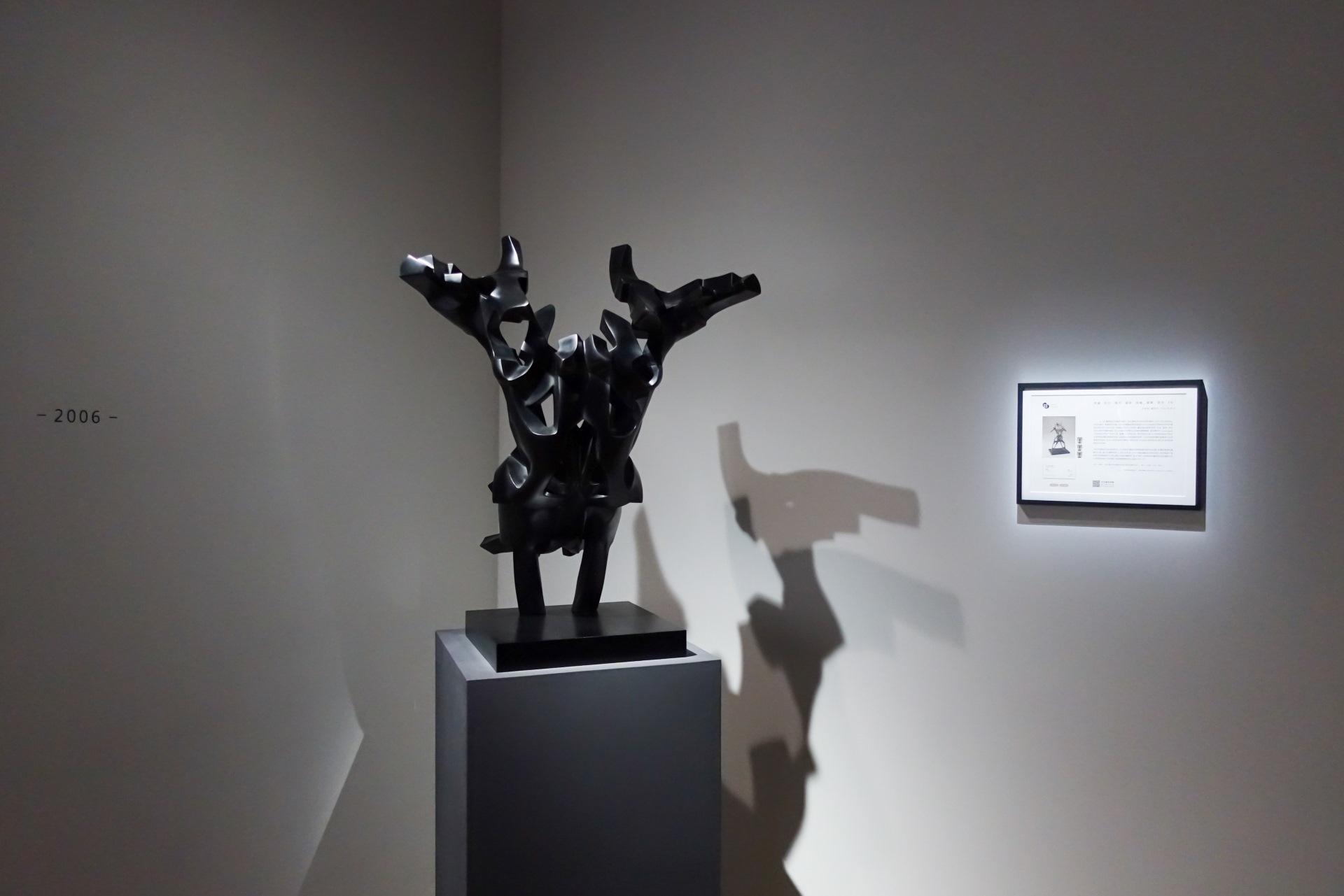 圖為被國立臺灣美術館所收藏的同一系列作品《胸有成竹》，於「王尋雕塑展——導演型的雕塑家，動態間的捕捉手」展覽中展出。（大河美術提供）