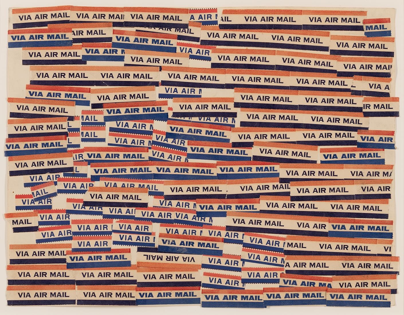 草間彌生，《航空郵件的積累》，1963，23.5 × 30.8 cm，航空郵件貼紙、紙，W Collection，©草間彌生