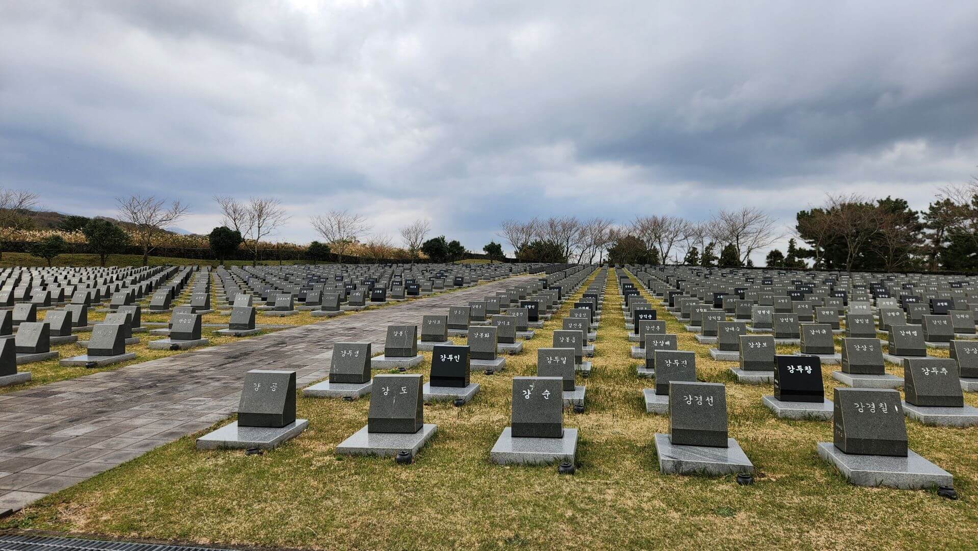 4．3平和紀念館園區內的墓地，受難者墓碑的數量令人乍舌。（攝影／高森信男）