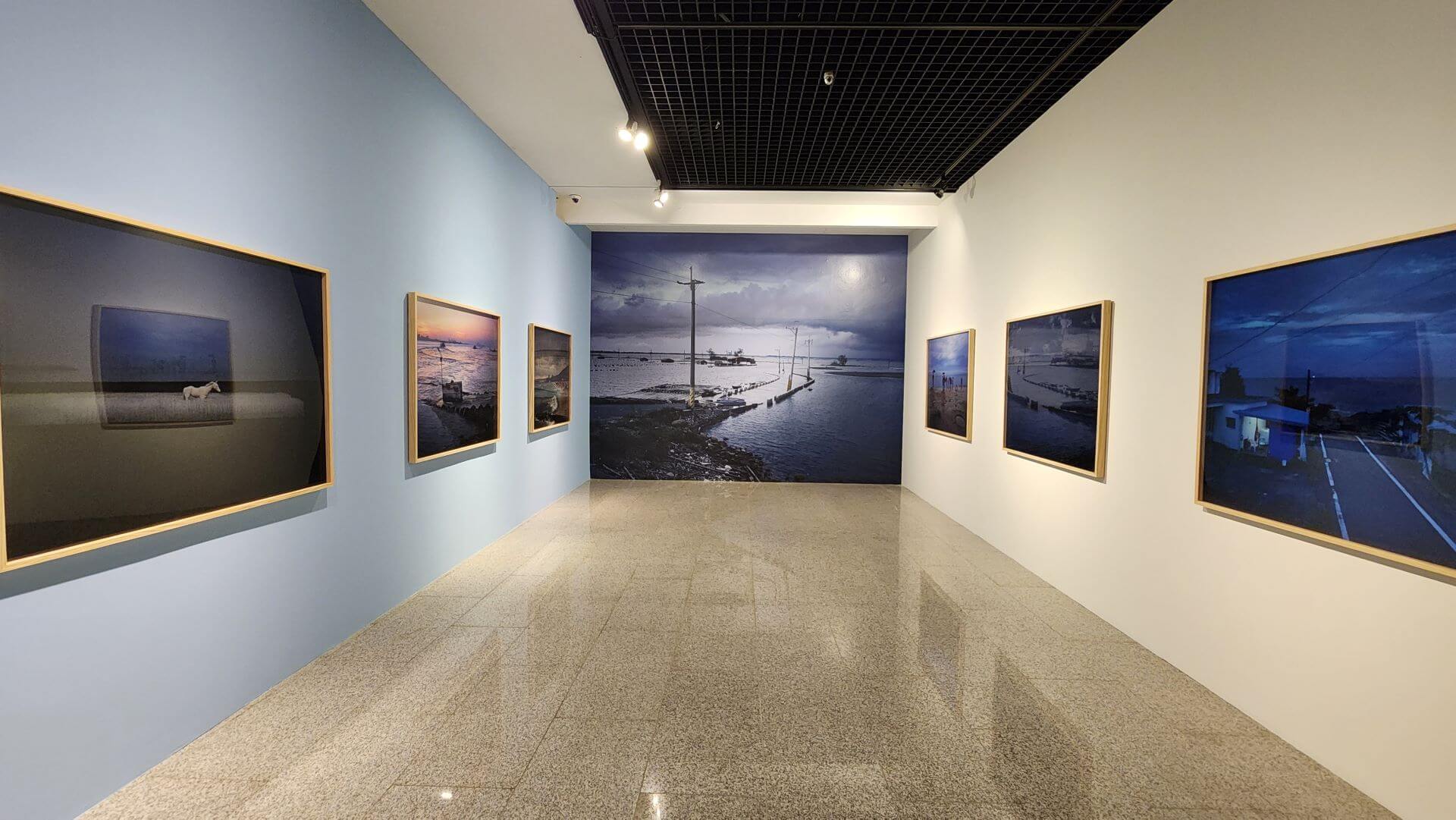 臺灣攝影家沈昭良作品於雙年展中的展出。（攝影／高森信男）