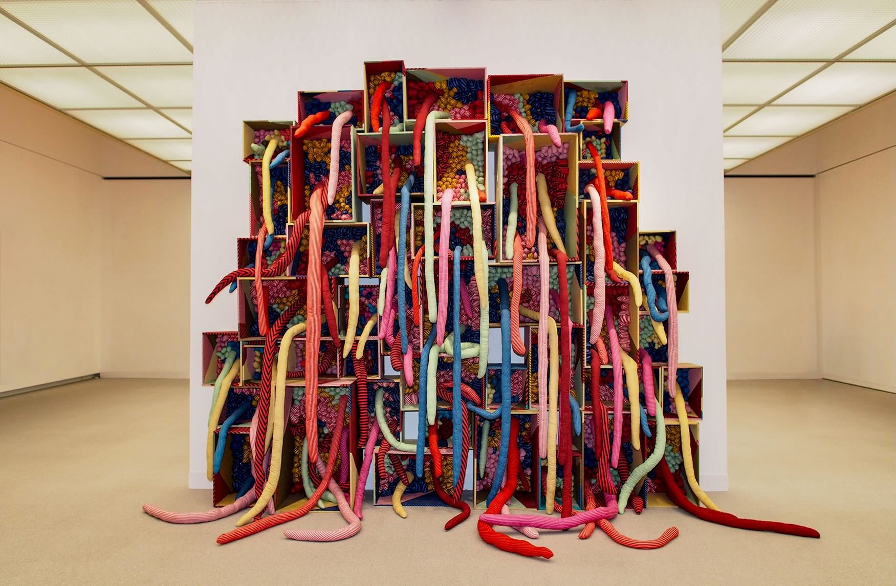 草間彌生，《永劫回歸》，1988-91，尺寸依空間而定，複合媒材，W Collection，©草間彌生