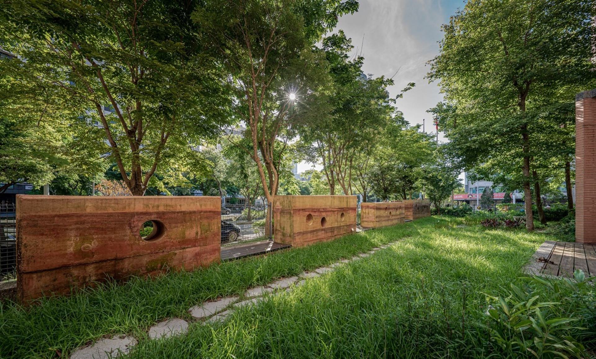 新竹縣竹北市東興國小校舍興建工程公共藝術設置計畫作品《土地之探》。（文化部提供）