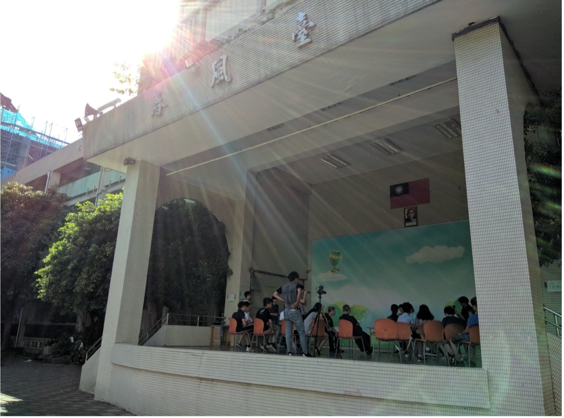 109 年度臺北市國語實驗國民小學捷運共構大樓公共藝術設置計畫 《穿越校園與大社區的多重生態劇場-化羽臺・南門口共學行動》。(文化部提供)