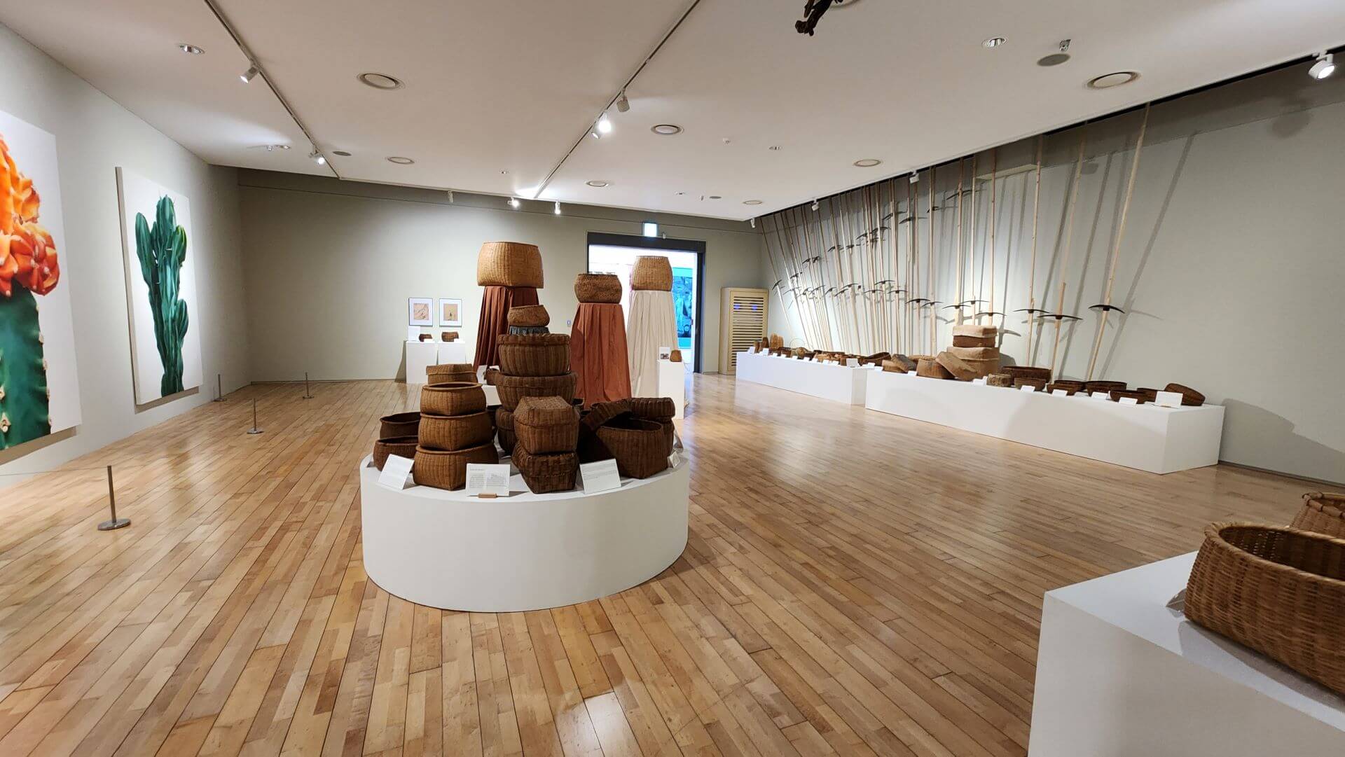 許多展覽內容圍繞著濟州島的本土文化，雙年展亦展出不少與海女有關的民俗器物。（攝影／高森信男）