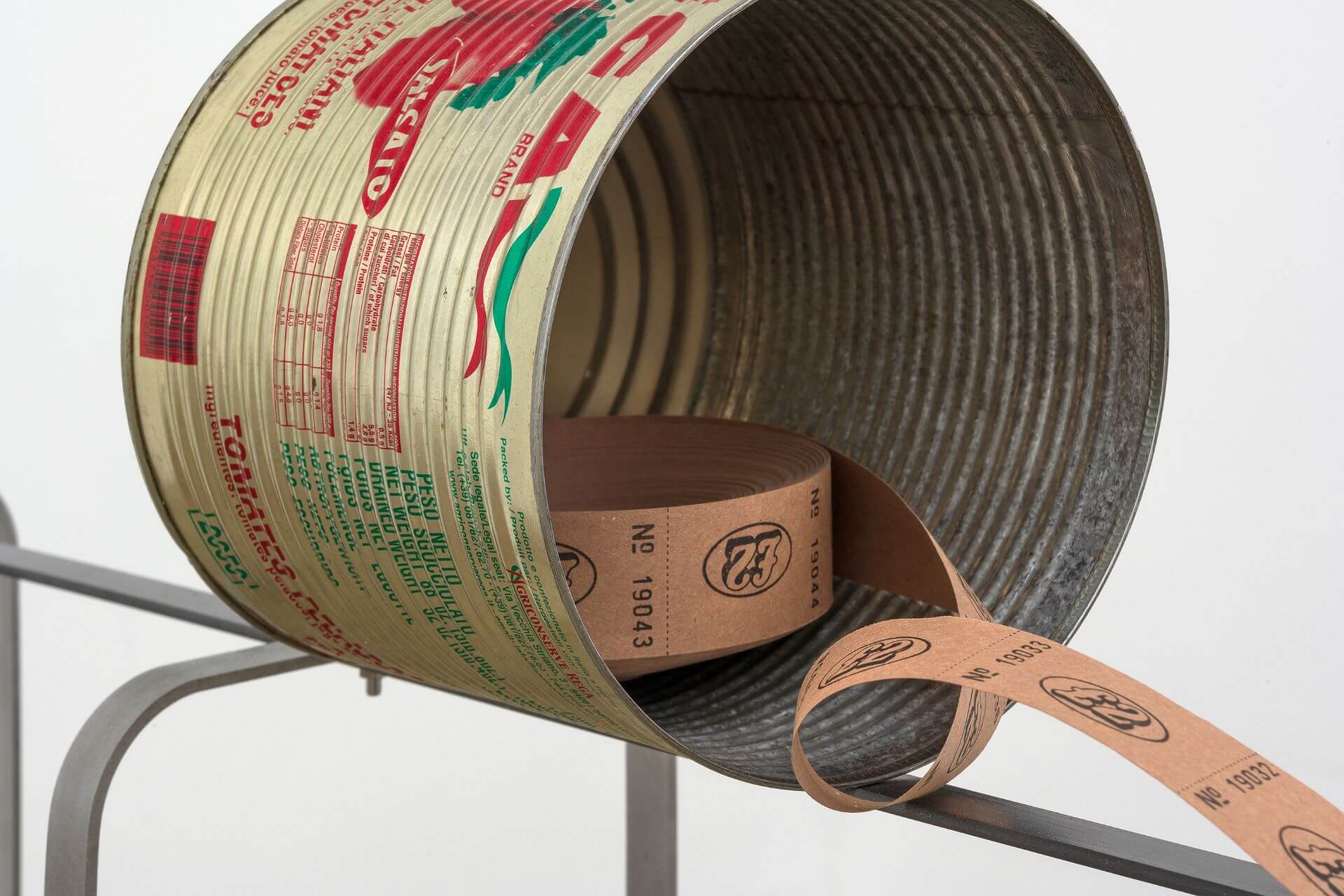 黃麗音，《休息中》，2023，低碳鋼鐵罐、印刷鐵片、紙，64 × 192.5 × 17 cm。圖像由藝術家、Public Gallery與北美館提供。