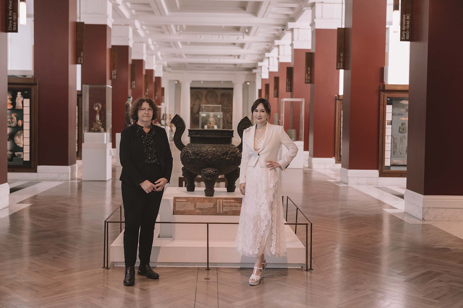 藝術家胡茵菲（Anna Hu）與倫敦大英博物館亞洲部負責人、漢學家暨策展人霍吉淑（Jessica Harrison-Hall）合影。（ANNA HU提供）