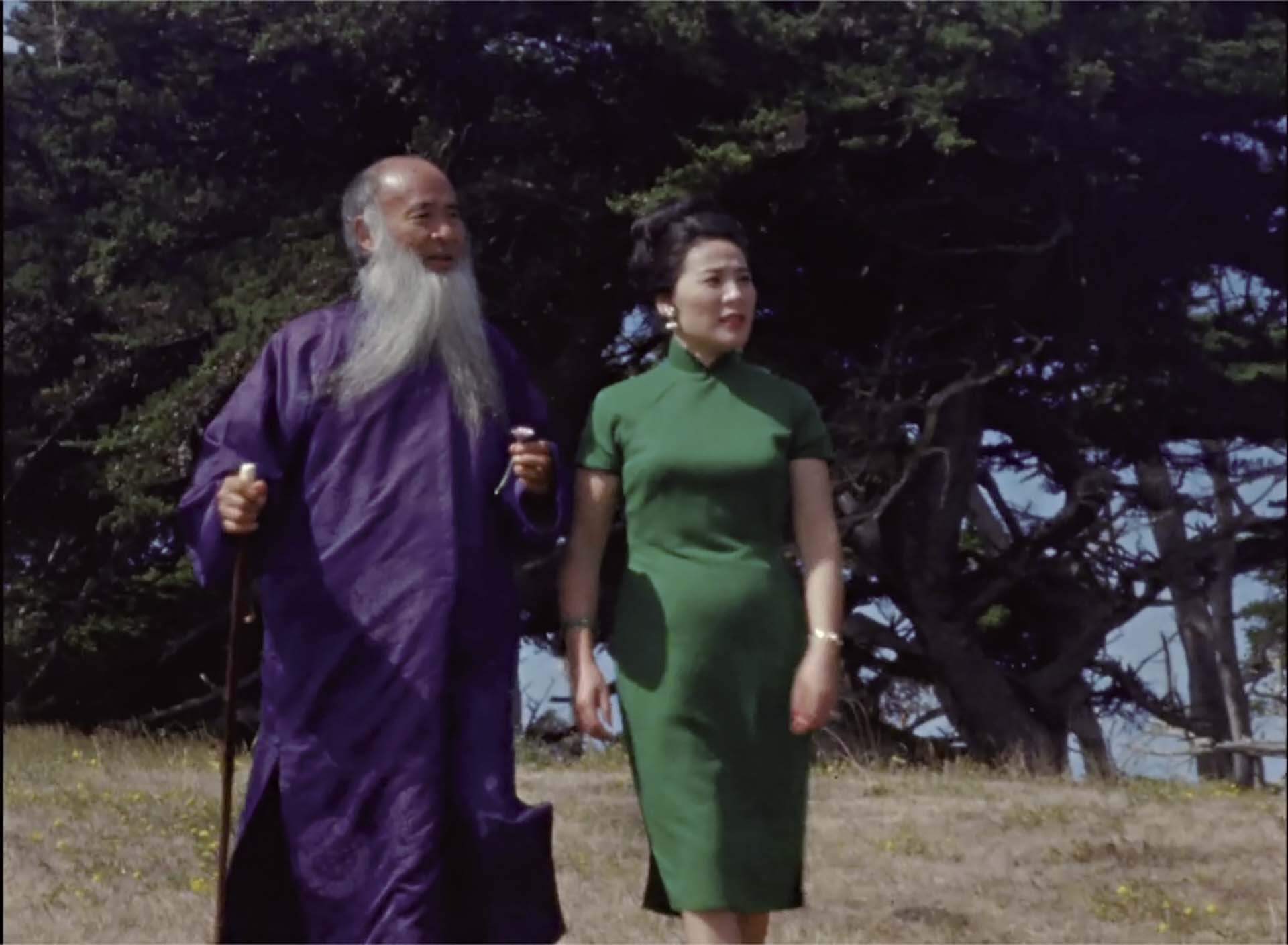 1967年,張大千和徐雯波在加州蒙特雷半島海岸上漫步的影像。圖/張偉民。