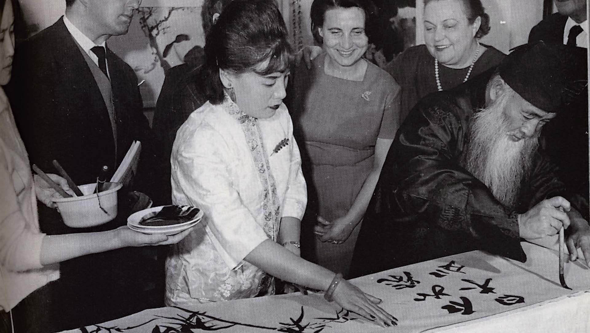 1964年,張大千在德國科隆展場示範繪畫墨竹。圖/張偉民。