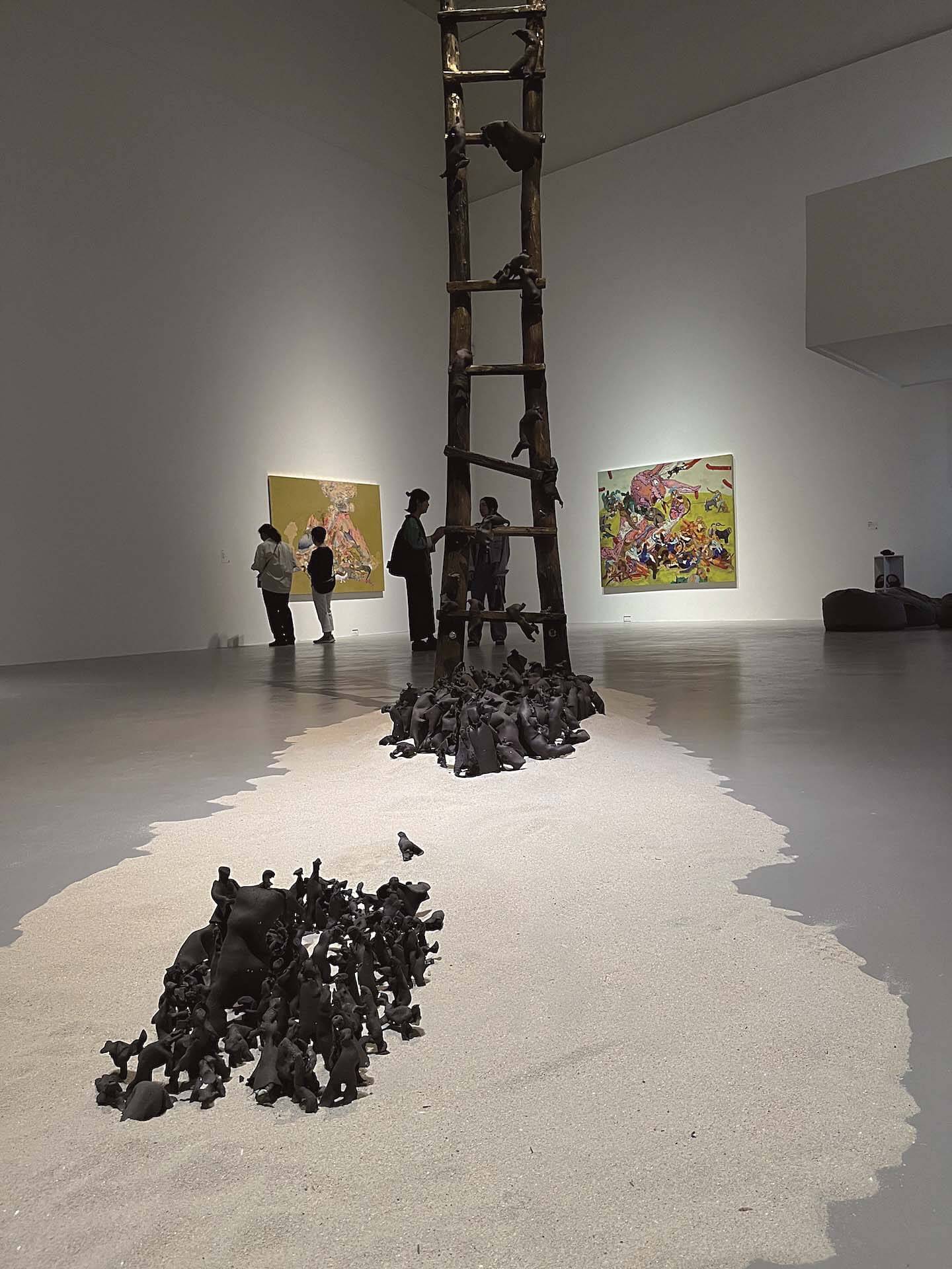 蕭麗虹早期作品《老梯子》於北美館「飛地」現場。（陳思宇提供）