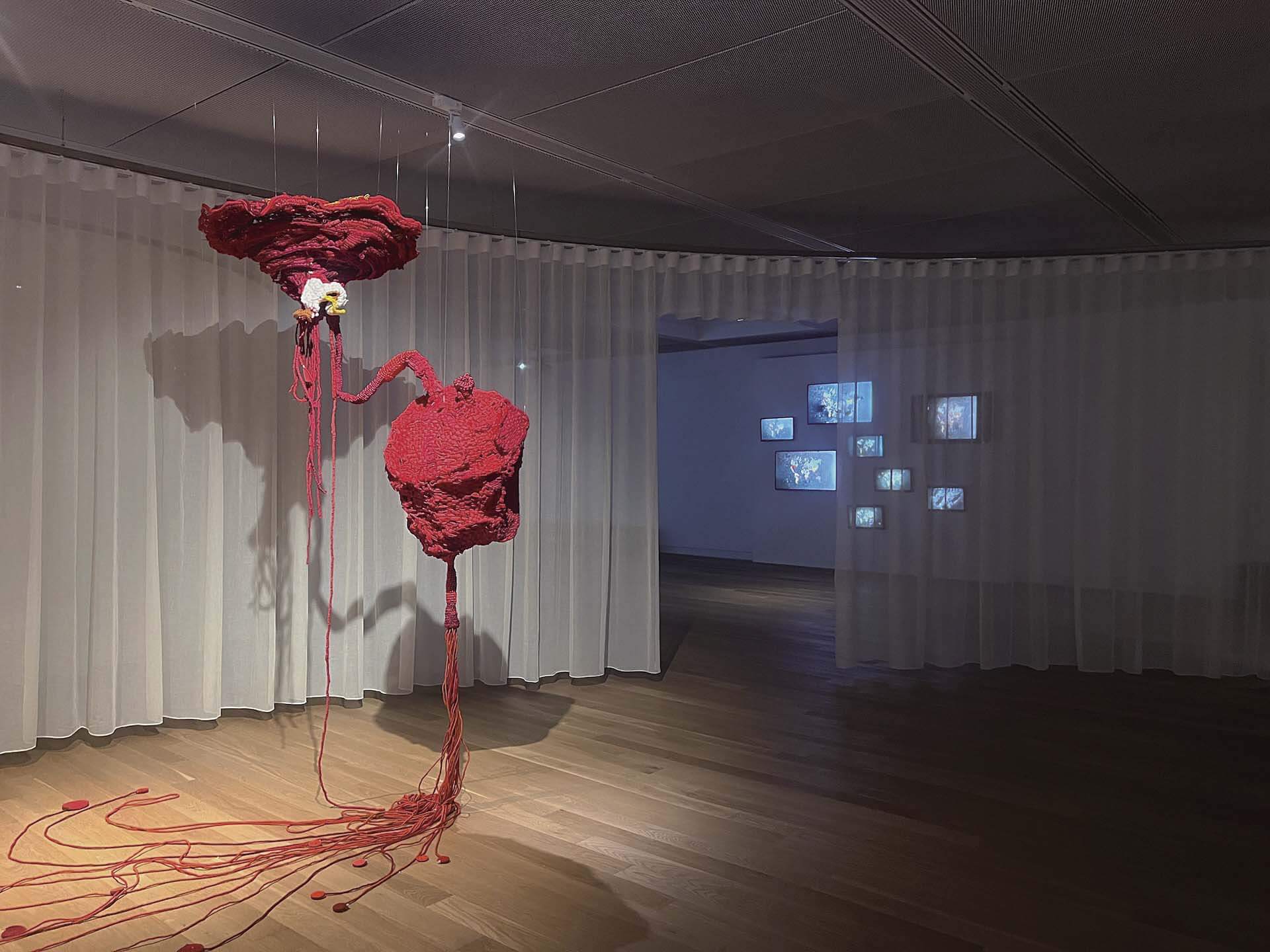 高美館「珍珠」展覽一隅。（陳思宇提供）