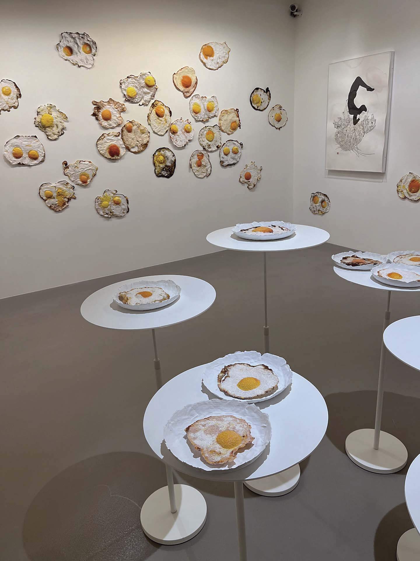 巫雲鳳《日日荷包蛋》於非畫廊「開箱」展覽現場。（陳思宇提供）