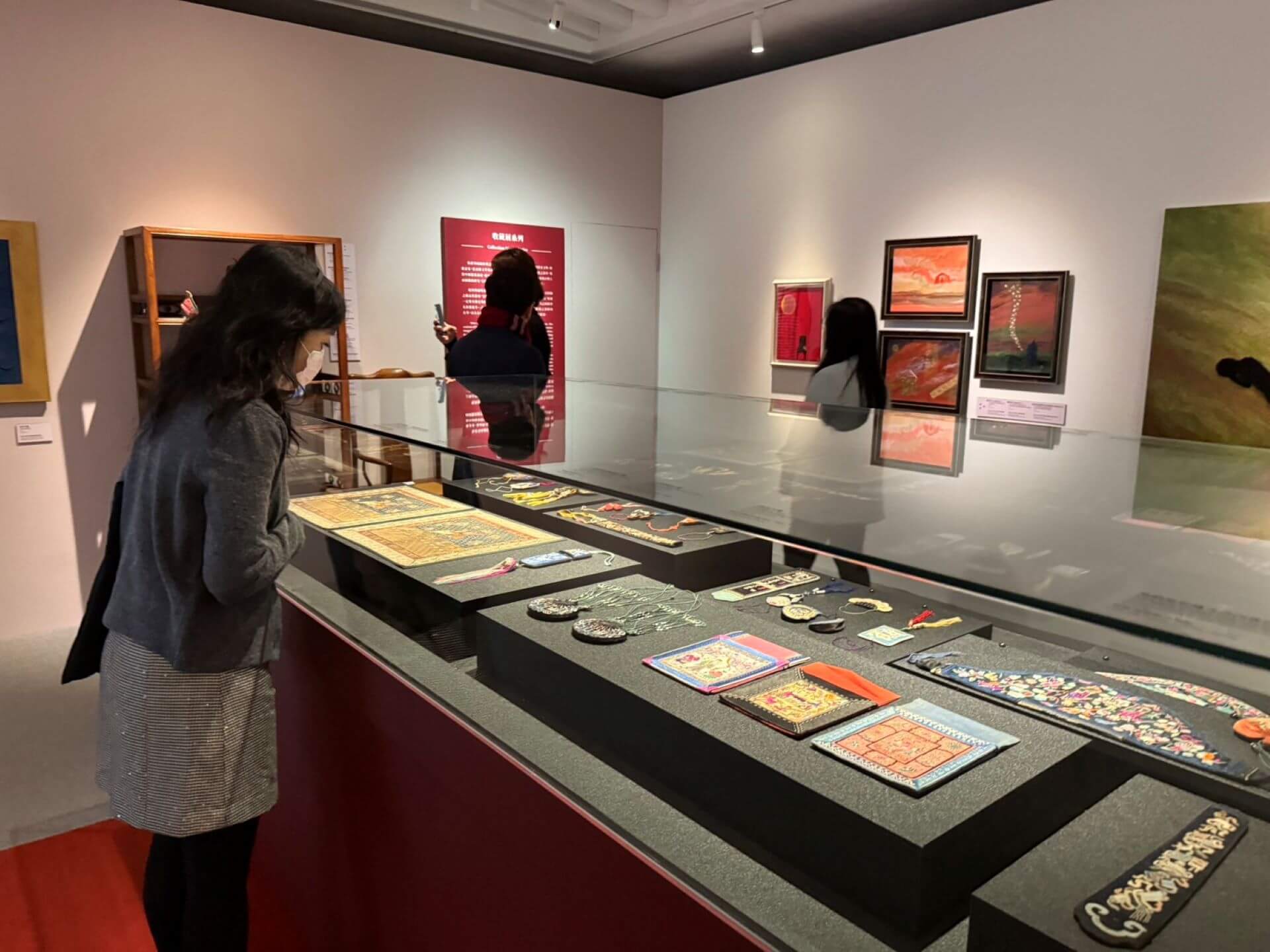 「幸福藝饗－粘碧華藝術創作與收藏展」展場風景。（攝影／朱佑霖）