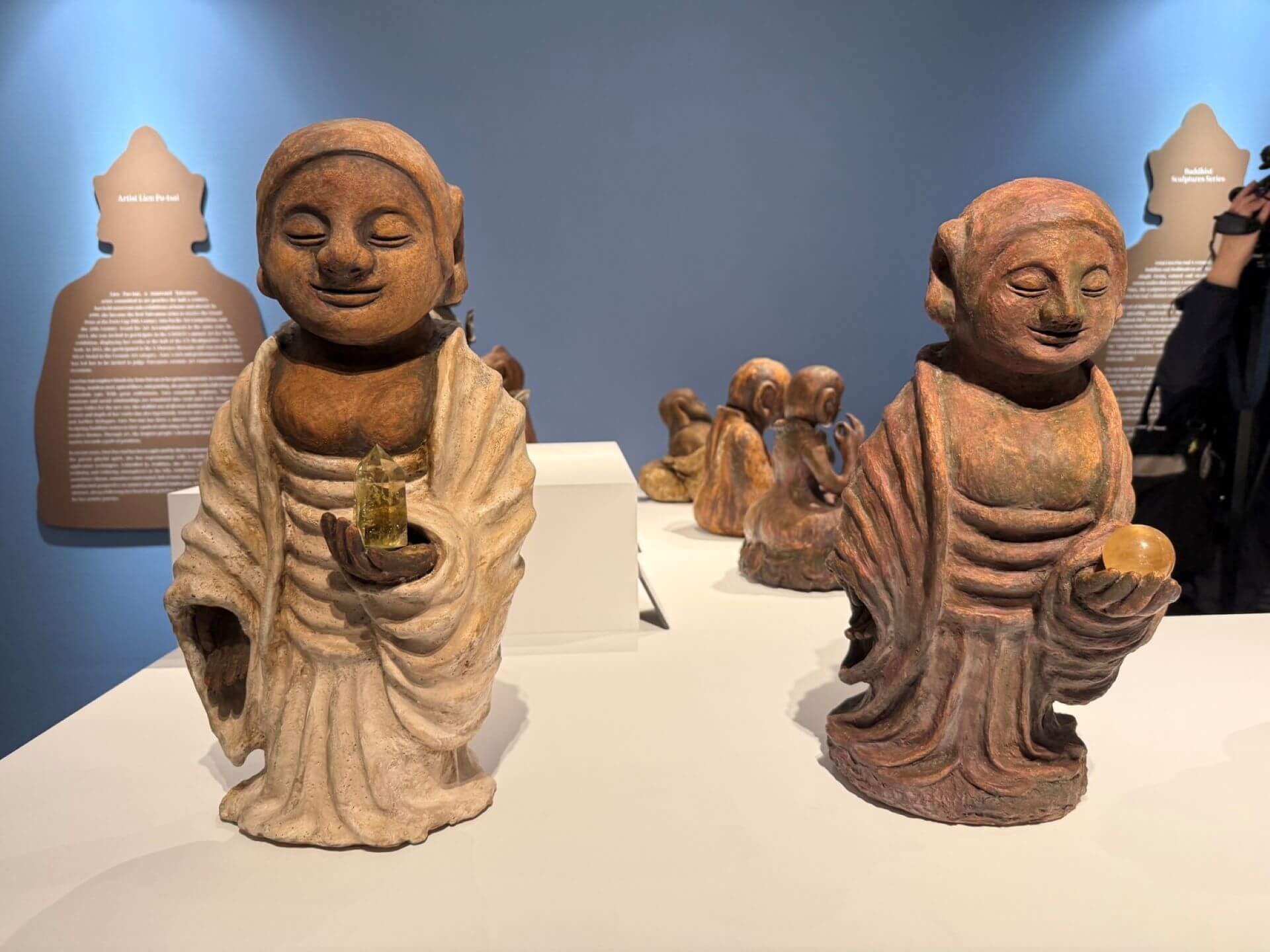 「拈花微笑－連寶猜陶藝創作展」展出連寶猜36件佛菩薩塑像，其所塑造的阿彌陀佛立像如同眾生的母親，以悲天憫人關照著大地眾生。（攝影／朱佑霖）