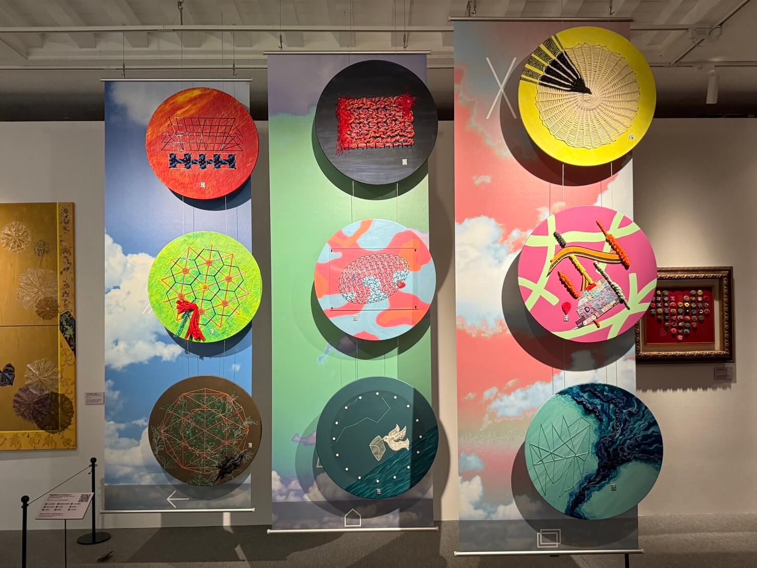 工藝家粘碧華作品「刺繡虛擬實境：我以我針織古今」，則是將傳統文化與現代人手不離的手機畫面做結合。（攝影／朱佑霖）