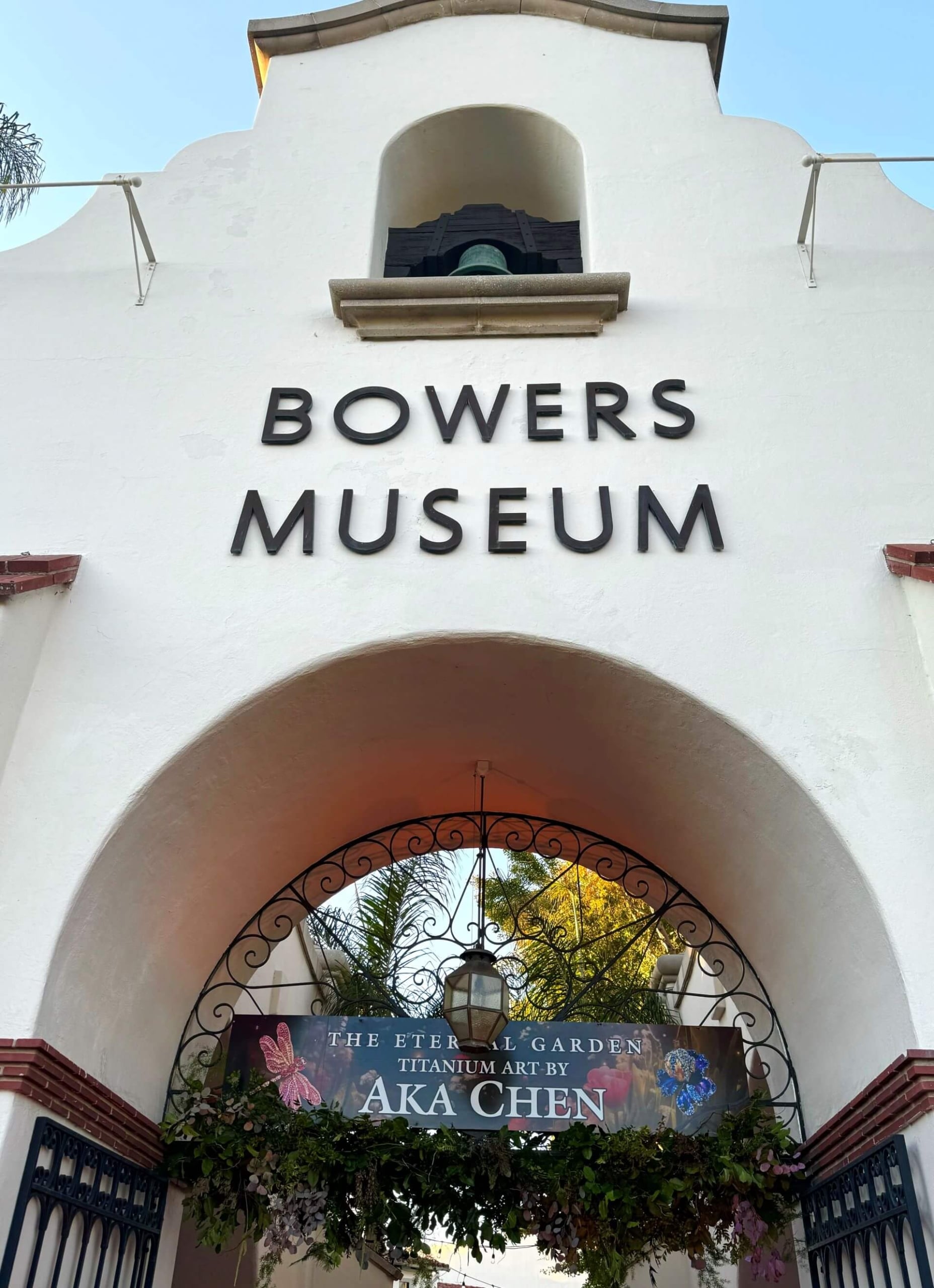 寶爾博物館 Bowers Museum「永恆花園：陳智權鈦金藝術展」。（AKACHEN提供）