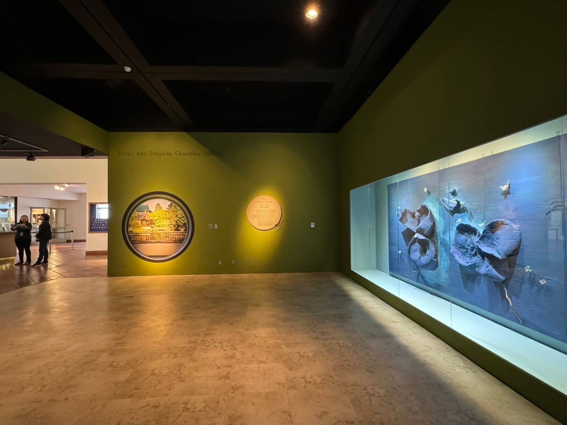 「永恆花園：陳智權鈦金藝術展」展場風景。（AKACHEN提供）