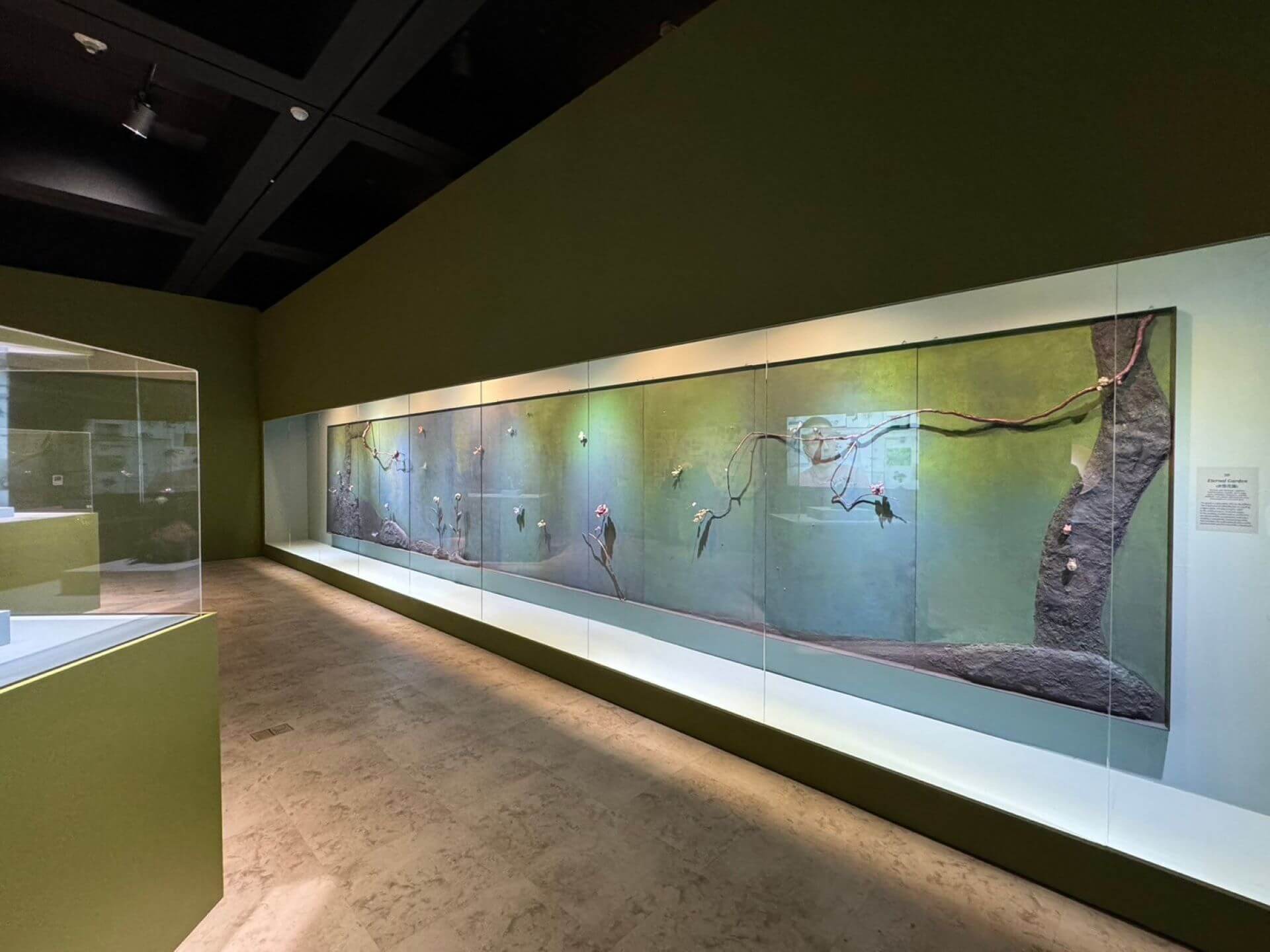 「永恆花園」寬達八米八、氣勢磅薄的十聯幅鈦金珠寶壓軸之作。（AKACHEN提供）