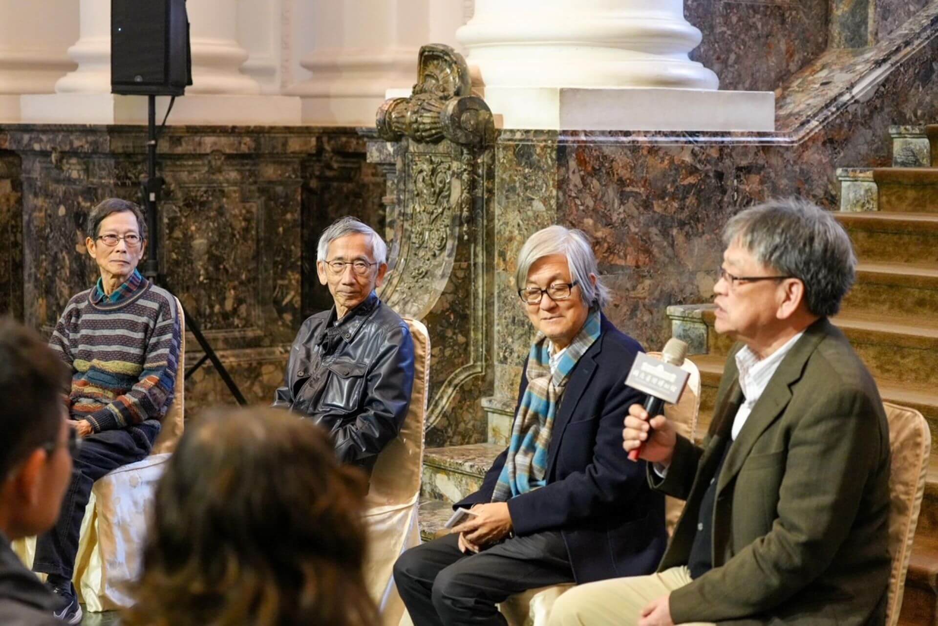 臺博館「形色質美」特展開幕典禮上（左起）東海大學建築系退休教授關華山、國立臺北大學都計所退休教授郭肇立、國立臺灣藝術大學藝術管理與文化政策研究所教授李乾朗，與中國科技大學建築系教授閻亞寧共同與談，暢談漢寶德對建築帶來的影響。（臺博館提供）