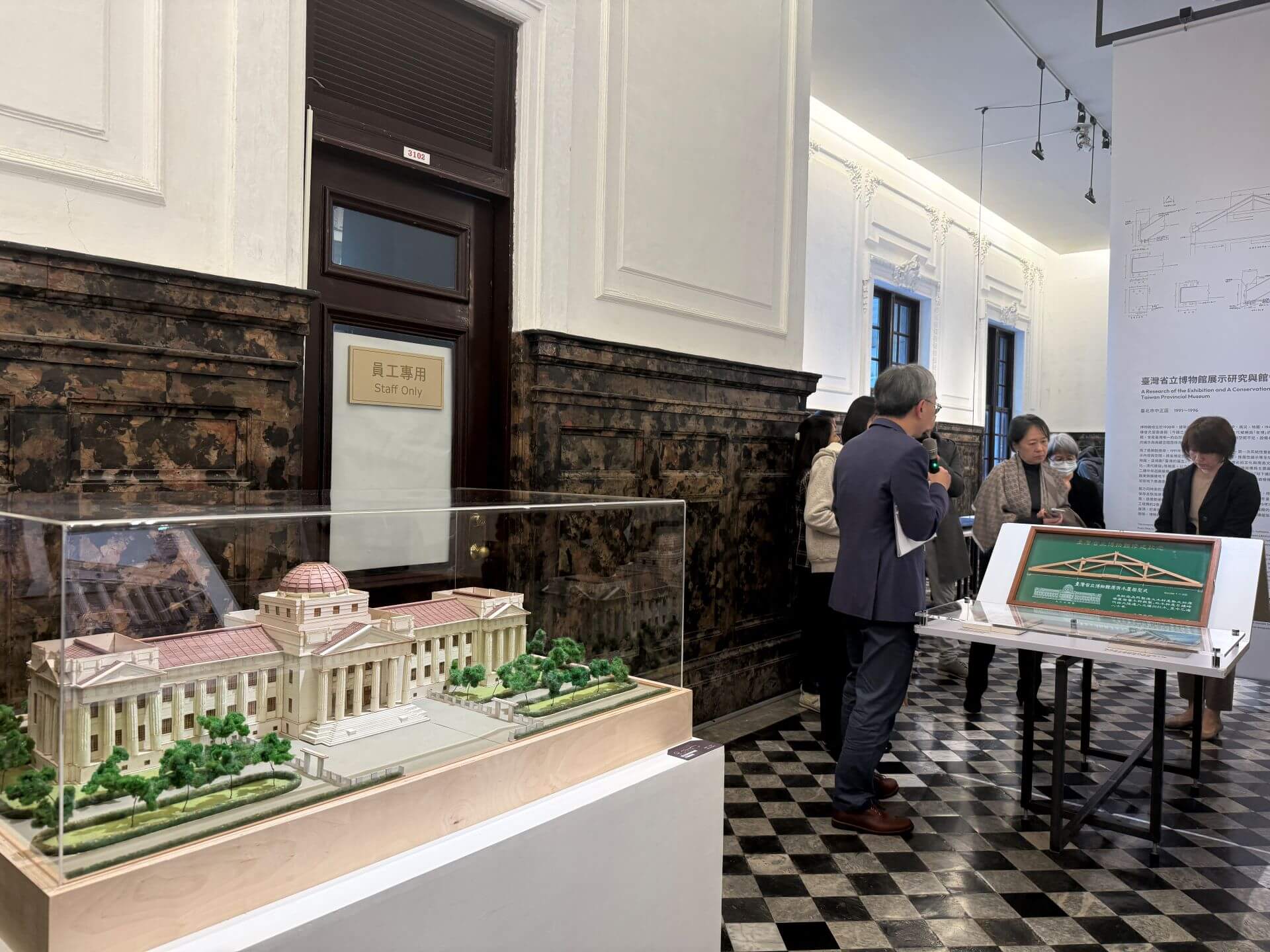臺博館「形色質美：漢寶德的建築」特展集結精美建築模型13座、照片、建築圖說等內容。（攝影／朱佑霖）