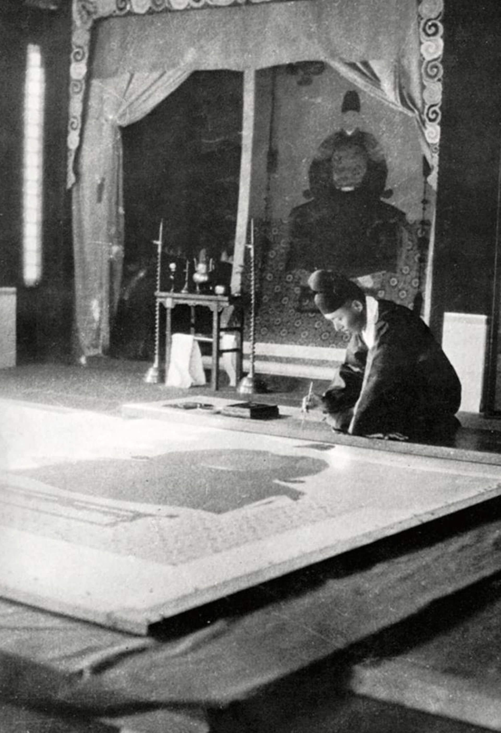 （圖9）畢業於東京美術學校的朝鮮畫家金殷鎬（1892-1979），於1928年在昌德宮璿源殿內臨摹朝鮮世祖的帝王「御真」。（〈真仪若在灵卫如飞—朝鲜王朝的御真〉，《紫禁城》，2021-07）