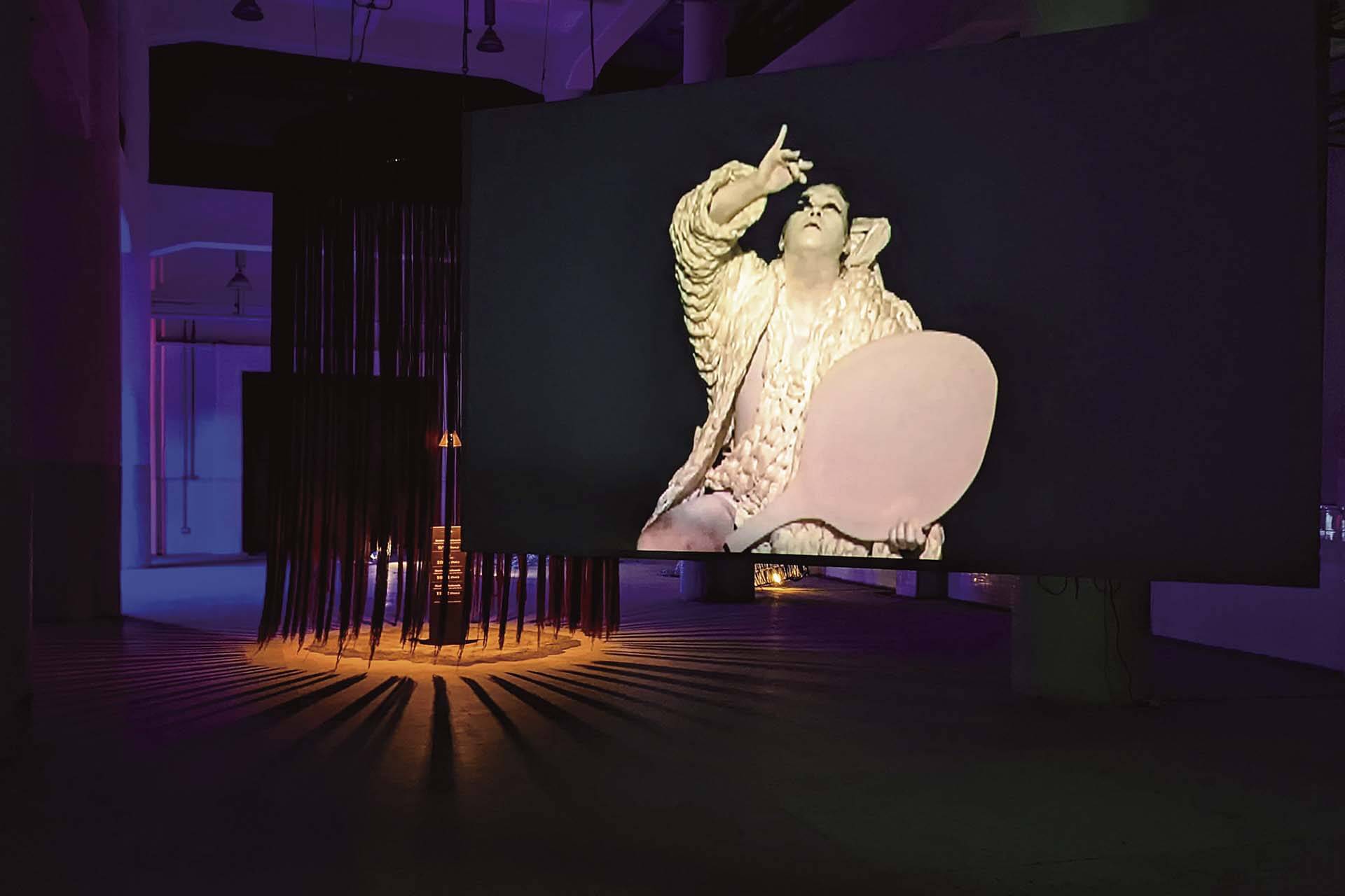 2010年代的原住民藝術是一個「酷兒現身」的時代,創作者們開始拓展族群認同與性別認同的闡連可能。圖為東冬.侯溫2012年的作品《路的面孔》在「情山色海:酷兒.原民.祕密史」中的展出。(呂瑋倫提供)