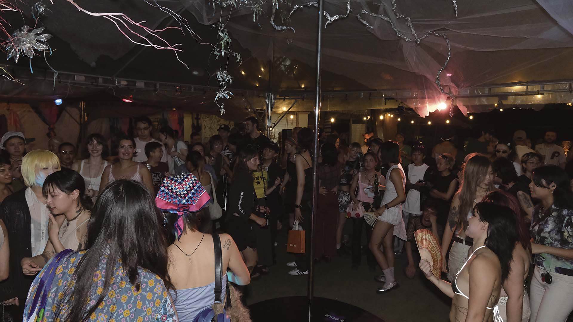 瓊漿玉液創辦人連紫慶在「台中激浪特攻隊×DAO活動」中鬼真吵表演現場。(攝影/普森,杜佩峰提供)