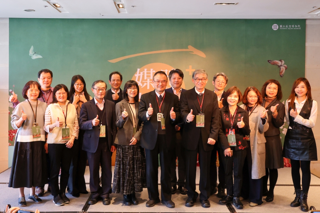 故宮舉辦媒體茶敘，蕭宗煌院長(前排左5)、黃永泰副院長(前排左6)、余佩瑾副院長(前排左4)及徐孝德主秘(前排左3)率領故宮團隊，提前向媒體致賀新年。（國立故宮博物院提供）