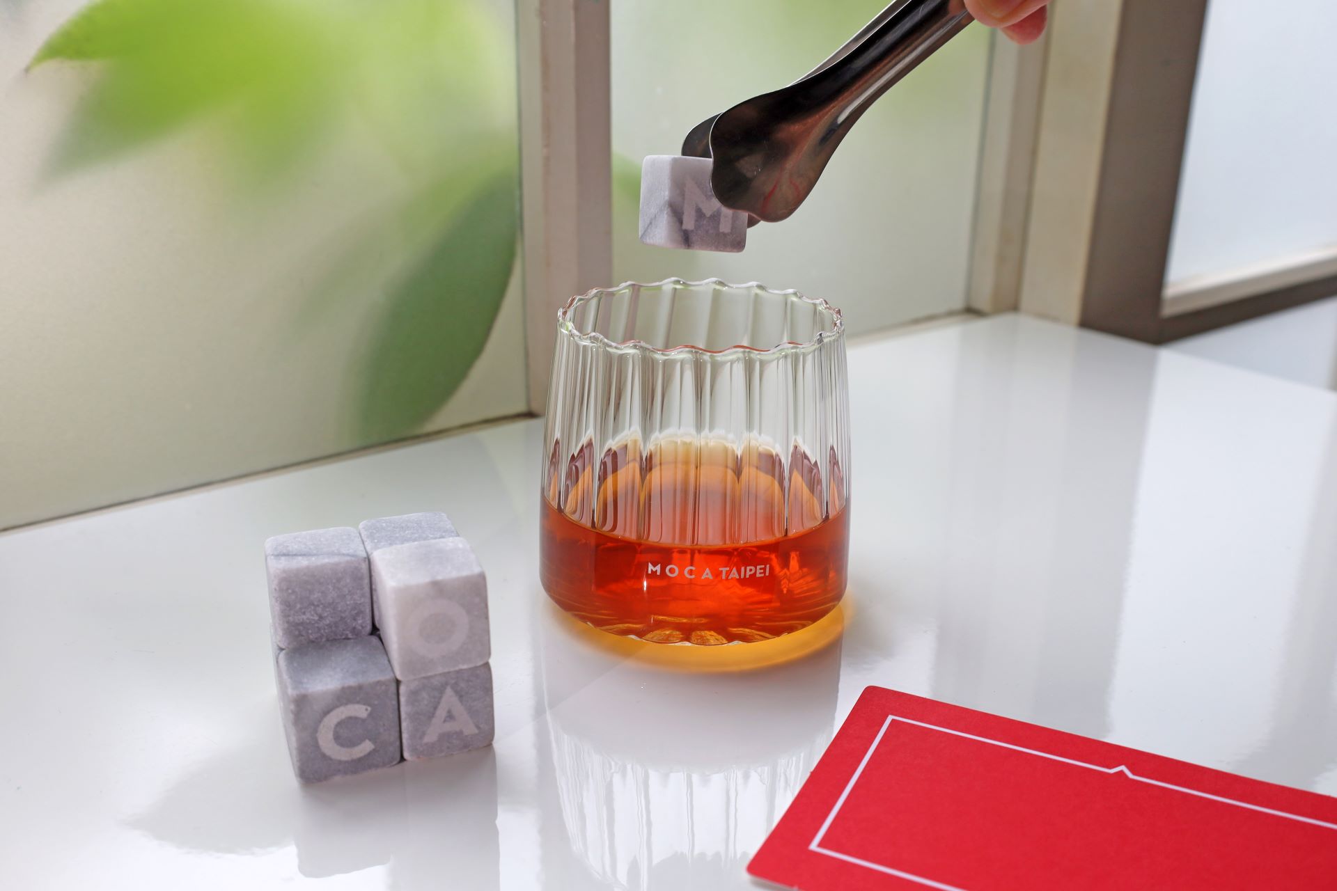 MoCA品味禮盒，再生玻璃酒杯。（台北當代藝術館提供）