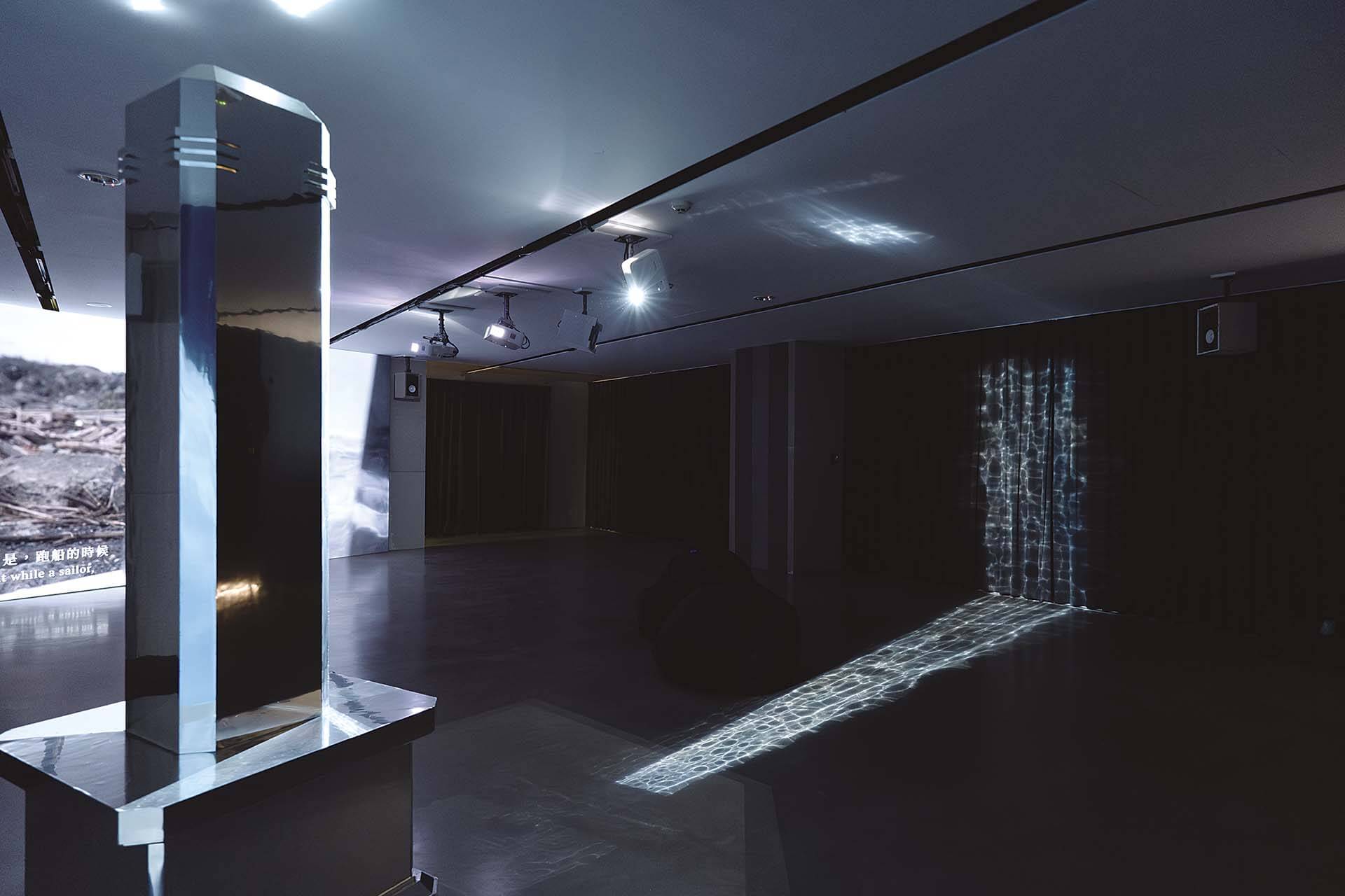 近期於基隆美術館開幕展「未記持」中，郭敬耘的《紀念碑》一作展出現場。（郭敬耘提供）