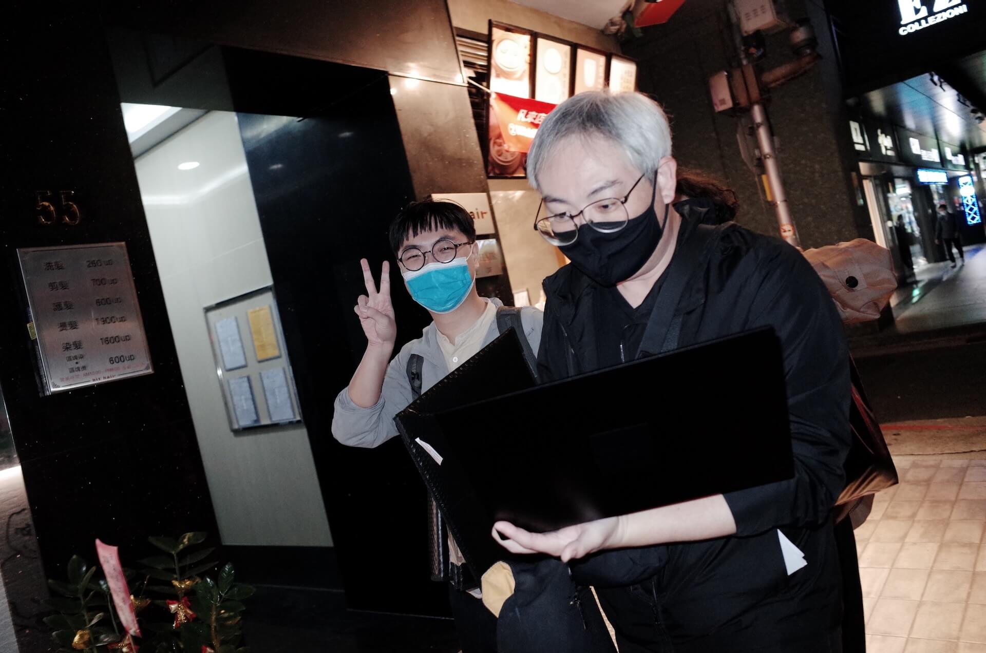 葉廷皓在街邊使用電腦操作密鑰，攝影／陳德叡。