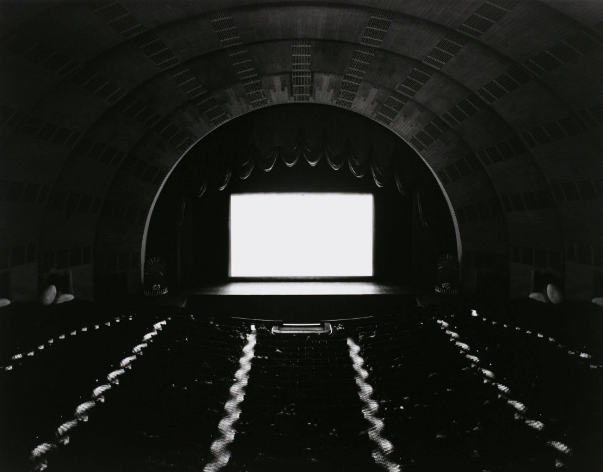 杉本博司，《劇院：紐約無線電城音樂廳》，1978，42 × 54 公分。東京寫真美術館收藏。圖像由北美館提供。
