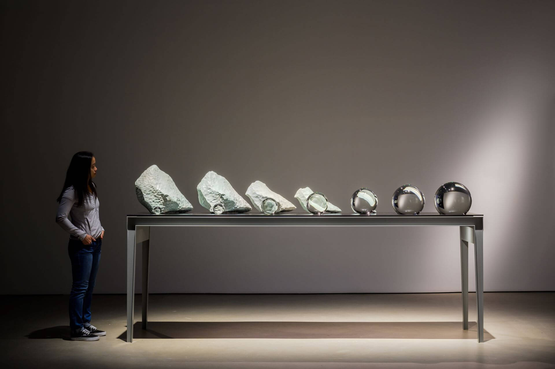 奧拉弗．埃利亞松，《冰河的最後七天》，2024。攝影：Joseph Nair，Memphis West Pictures｜新加坡美術館。圖像由藝術家、neugerriemschneider畫廊（柏林）、Tanya Bonakdar畫廊（紐約…
